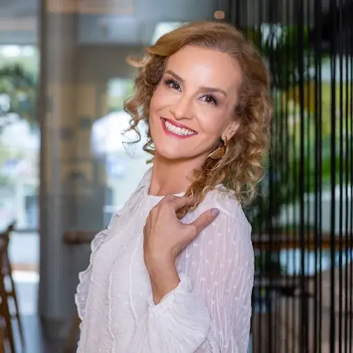 Retrato profissional da fisioterapeuta Paula Razuk em Campinas.