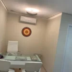Sala de avaliação da clínica de Paula Razuk em Campinas.