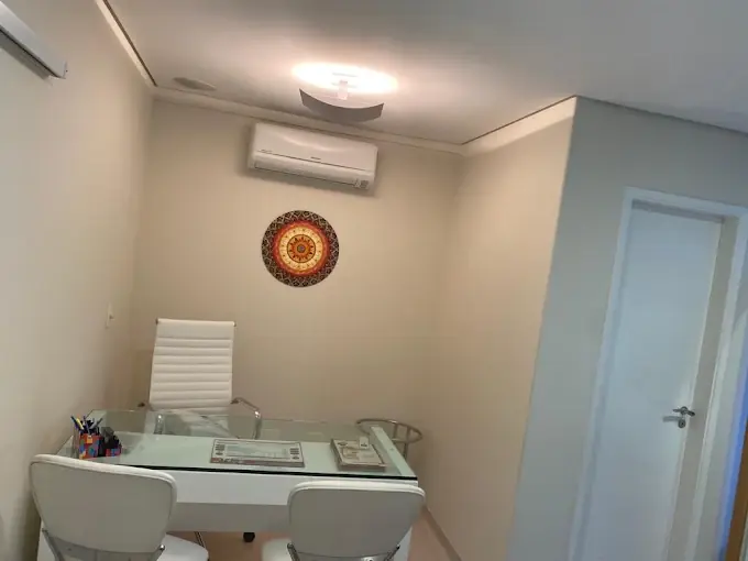 Sala de avaliação da clínica de Paula Razuk em Campinas.